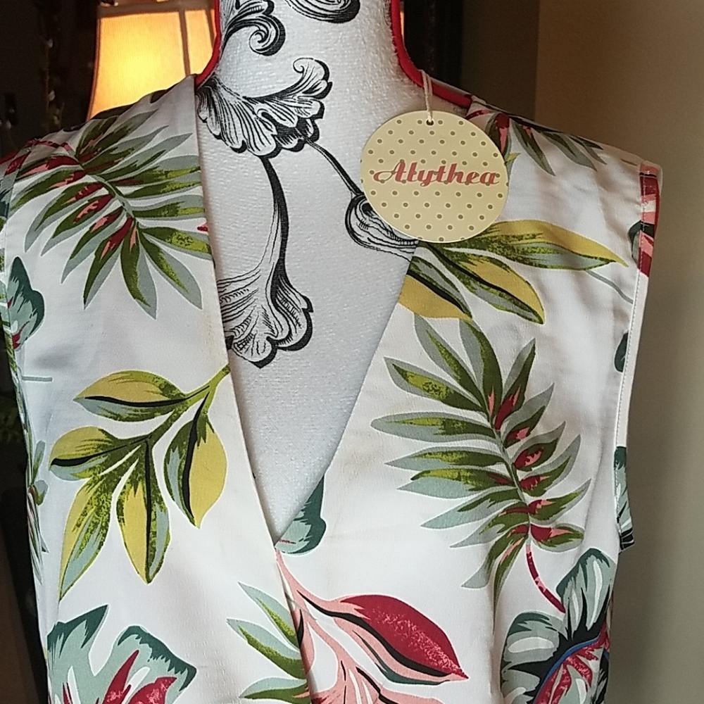 NWT, Alythea, 0247, Women's White Floral top with V-neck and rusching in size XL - Picture 5 of 5
